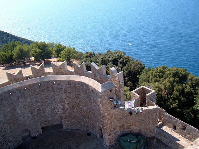 https://www.zimartino.com/wp-content/uploads/2018/01/640px-Castle_of_Populonia_-_From_the_tower-1.jpg